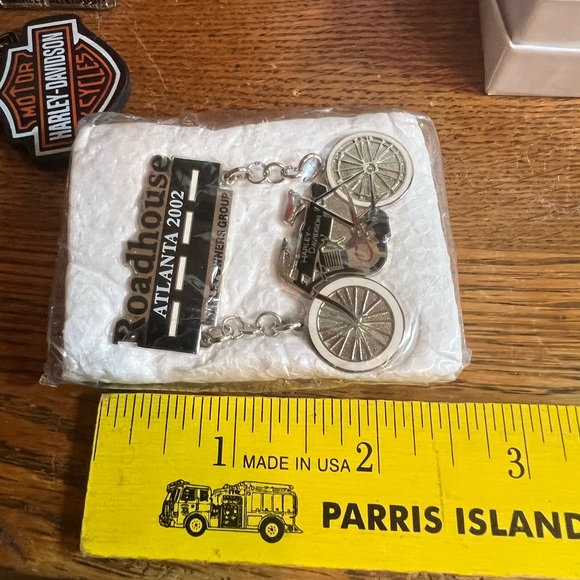 Harley Davidson Lot of Pins, Keychain, and 2 Vest Straps - Picture 17 of 17